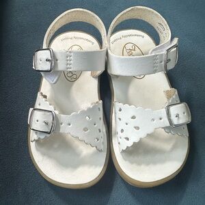 FootMates White Kids Sandals with Buckle Straps
